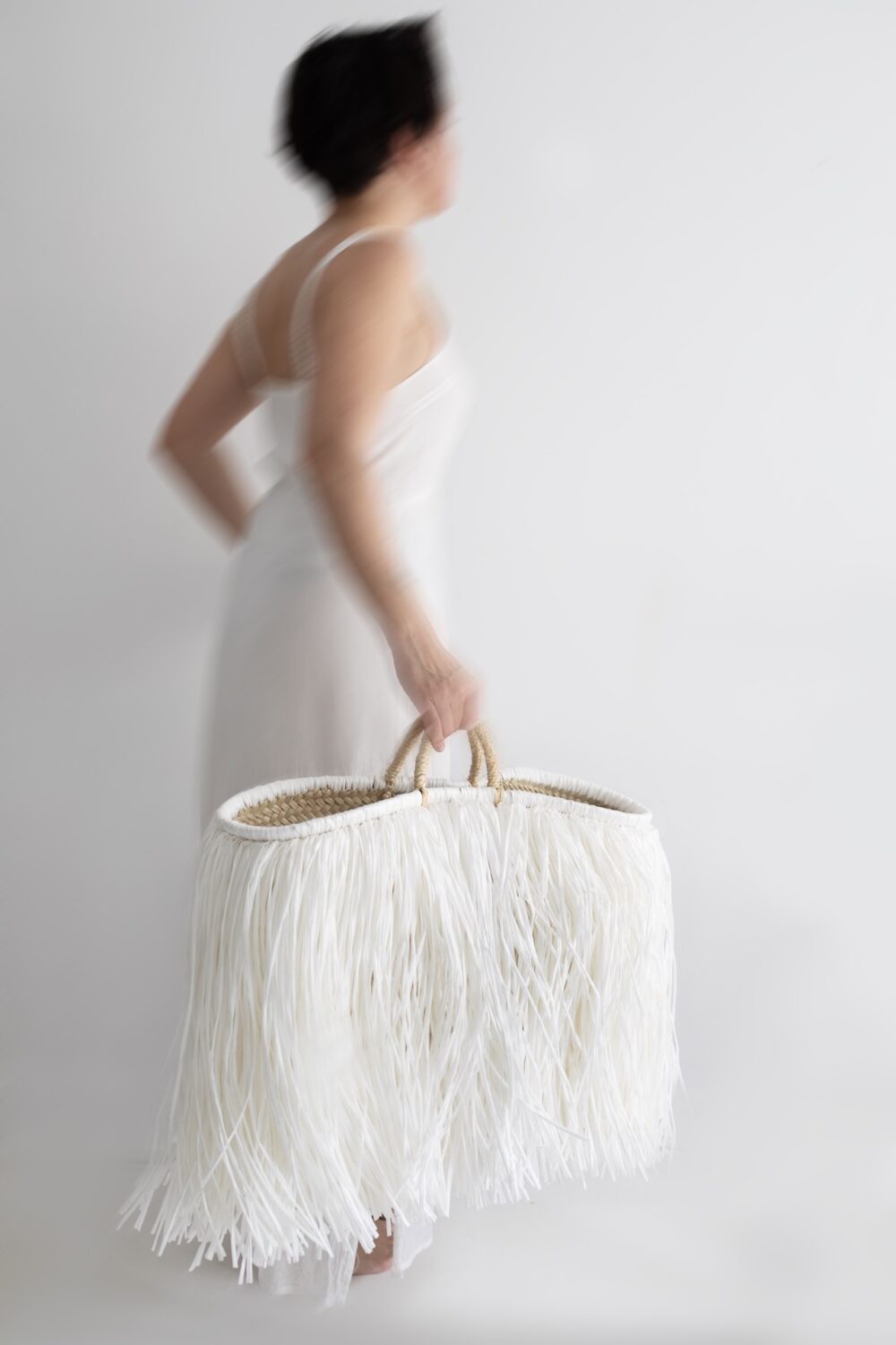 Grand straw bag white with raffia fringes - Image 3