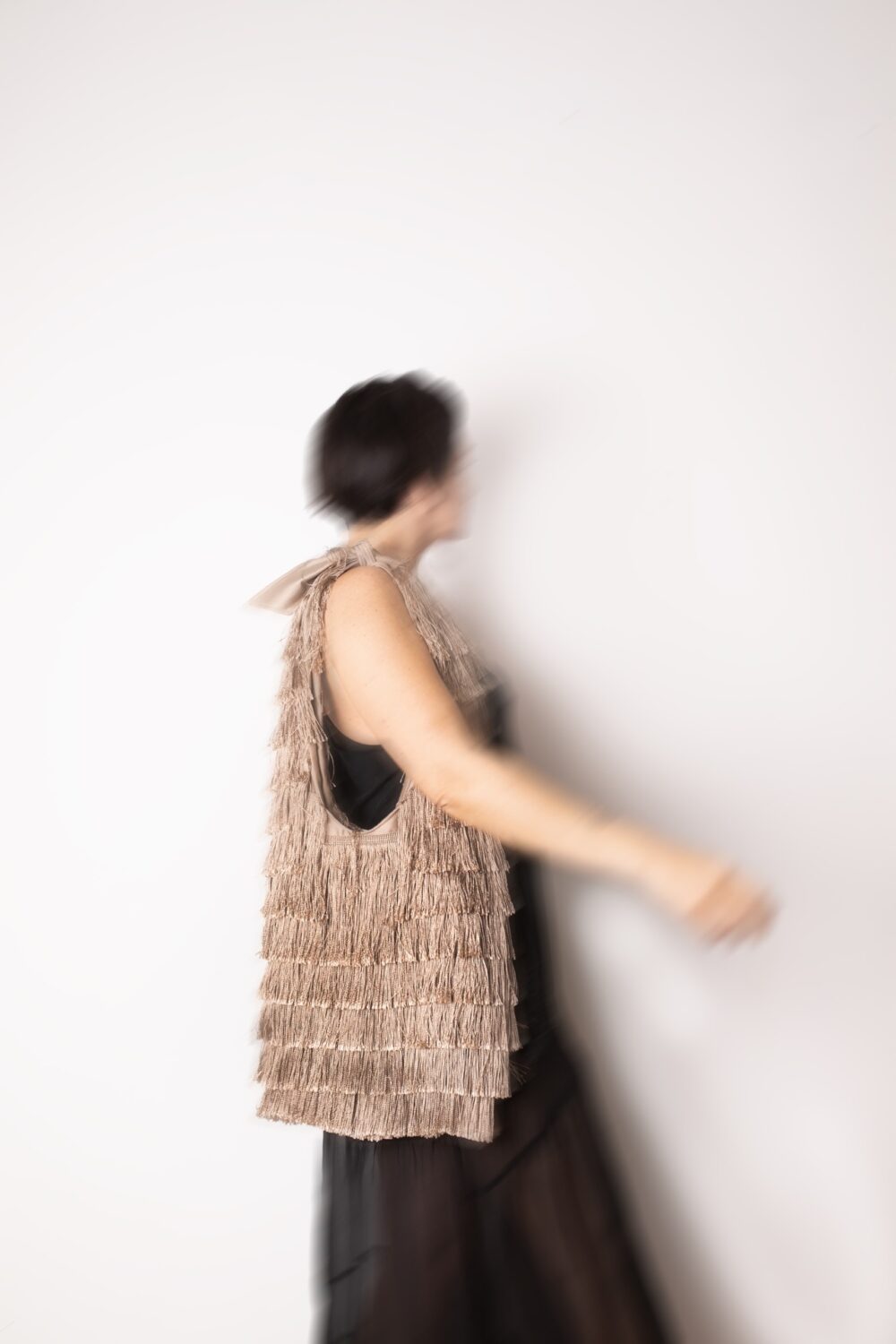 Beige bag fully covered with fringes - Image 4