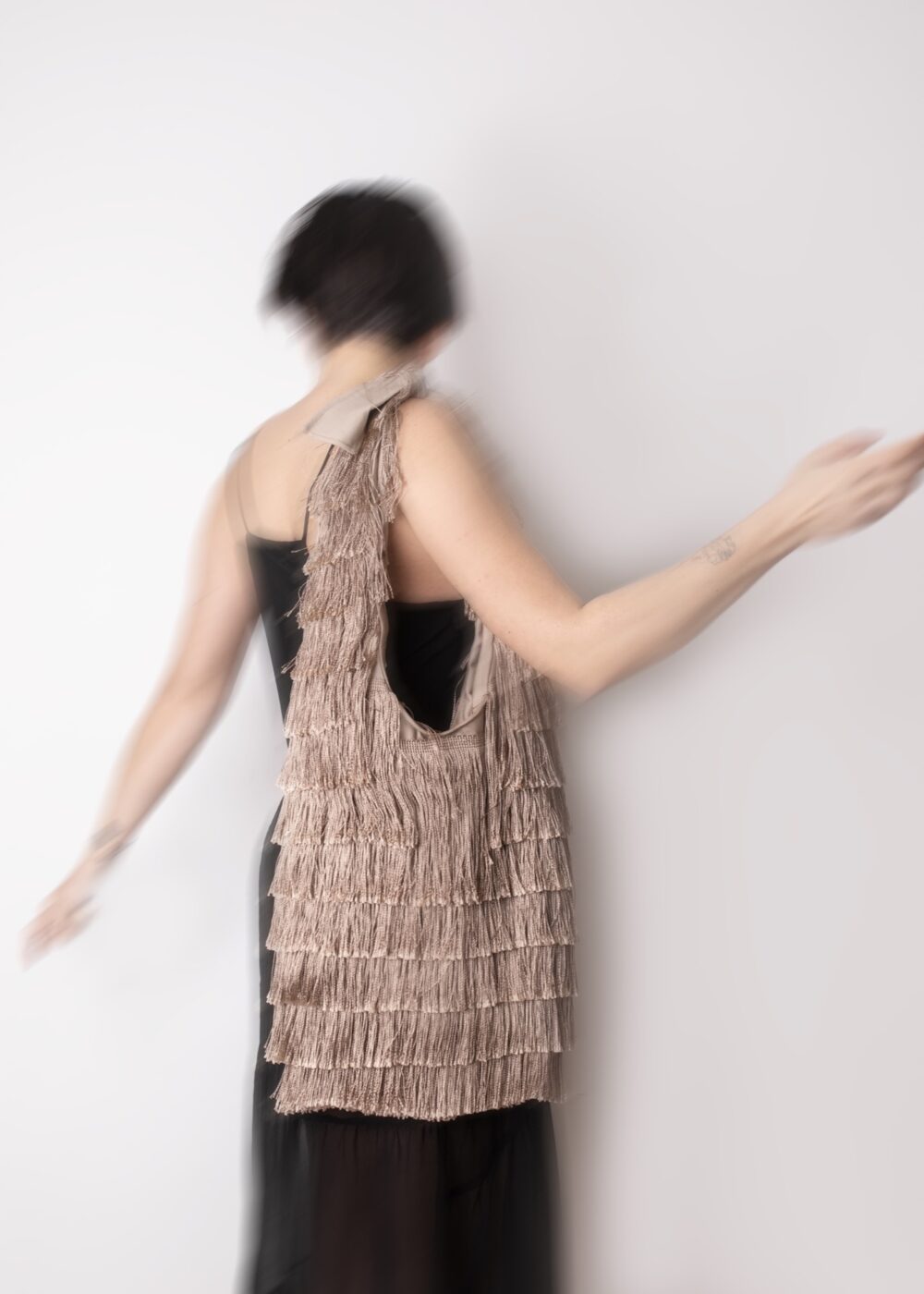 Beige bag fully covered with fringes - Image 5
