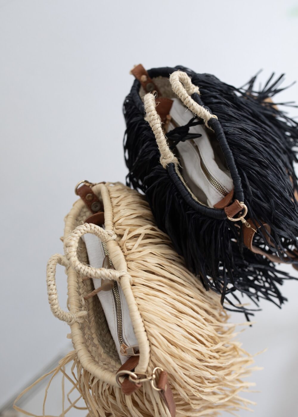 Petit straw bag black with leather handles - Image 4