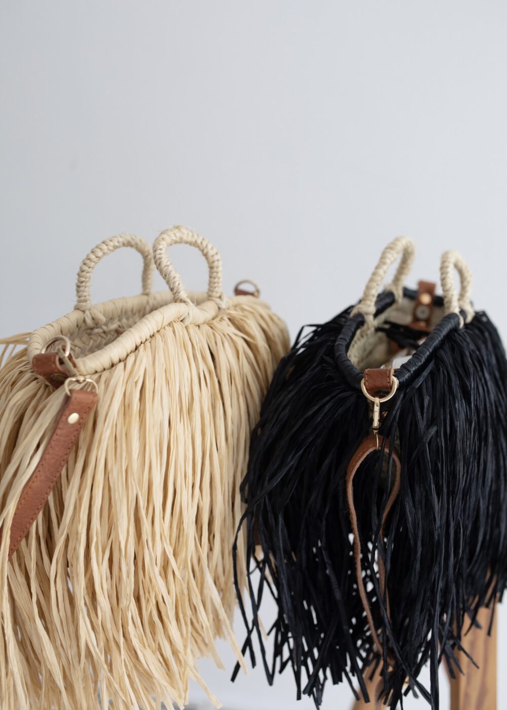 Petit straw bag black with leather handles - Image 3