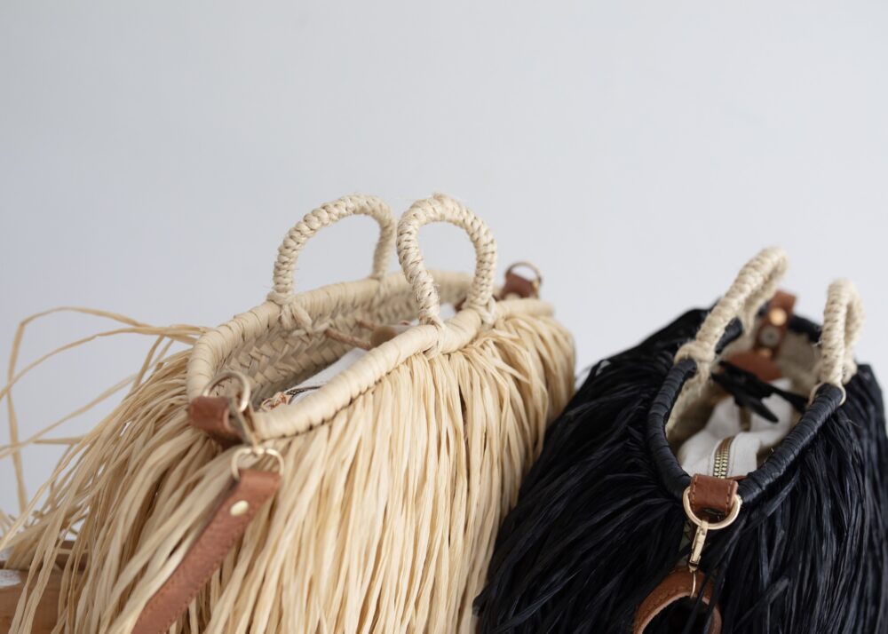 Petit straw bag black with leather handles - Image 2
