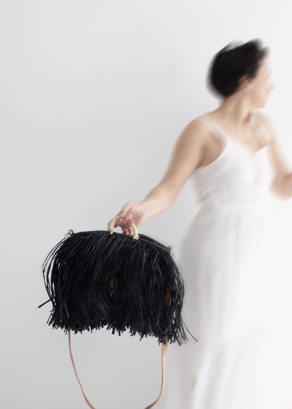 Petit straw bag black with leather handles - Image 5