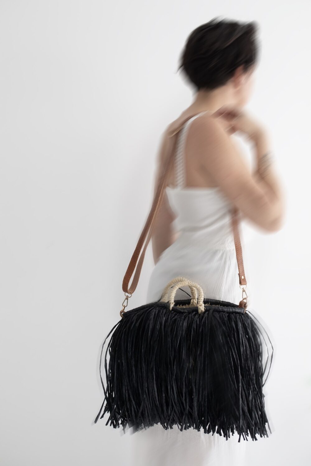 Petit straw bag black with leather handles - Image 7
