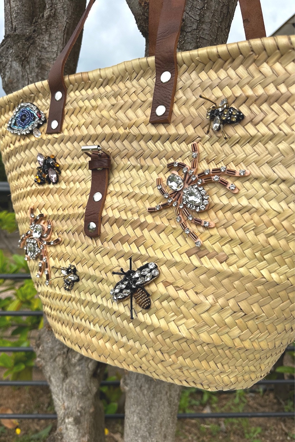 TOTE STRAW SHOULDER BAG WITH INSECTS & LEATHER HANDLES